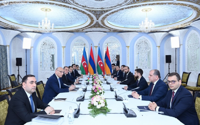  Bakou et Erevan conviennent de poursuivre les négociations sur les questions en suspens 