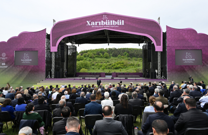  Ilham Aliyev et Mehriban Aliyeva participent à l’ouverture du VIIe festival de musique international «Kharybulbul» 