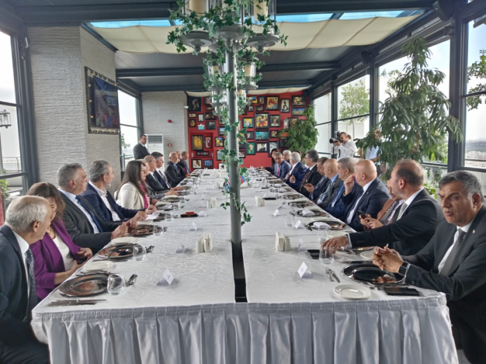 El Presidente de la República Turca del Norte de Chipre ofreció una cena oficial en honor de los parlamentarios de Azerbaiyán