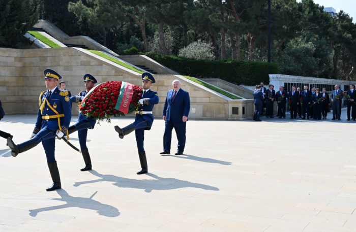   Belarusian President Aleksandr Lukashenko pays tribute to Azerbaijani martyrs  