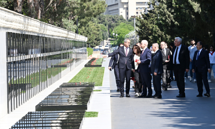   Türkische Delegation besucht Ehrenallee, Allee der Märtyrer und das Denkmal „Türkisches Martyrium“  