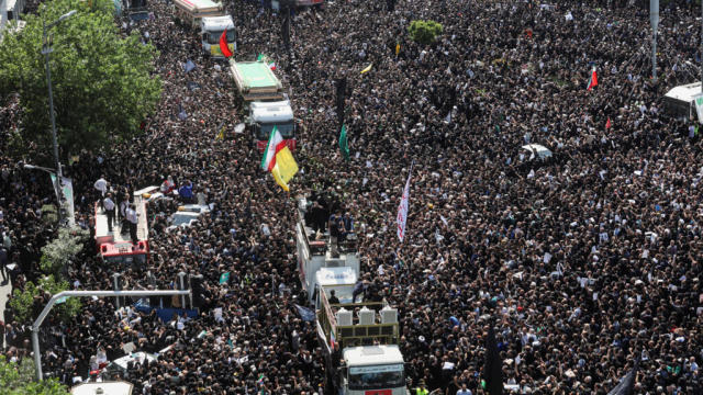   A Téhéran, des centaines de milliers d’Iraniens pour les funérailles du président Ebrahim Raïssi  