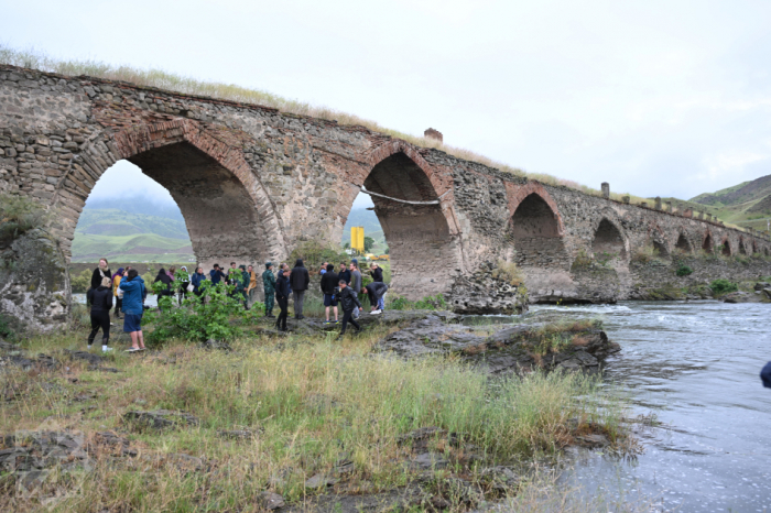   Norwegian travelers familiarize themselves with Khudafarin Bridge in Azerbaijan