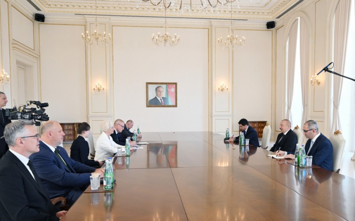  Ilham Aliyev recibió a la presidenta del Saeima letón 