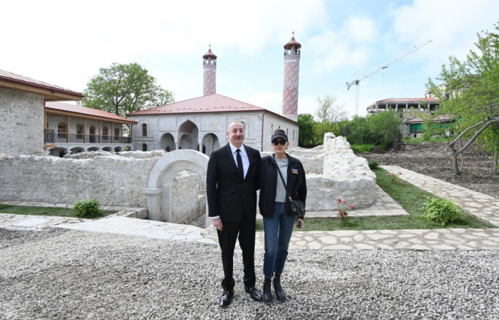    Prezident Aşağı Gövhər ağa məscidində bərpa işləri ilə tanış olub -    FOTO      