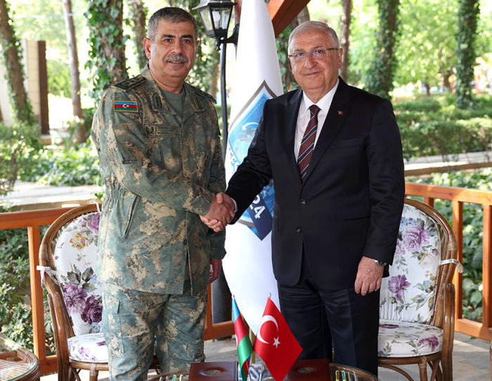 Los ministros de Defensa de Azerbaiyán y Türkiye examinan una posible cooperación militar