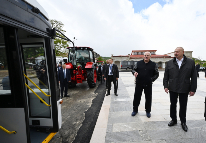  Aliyev y Lukashenko inspeccionan autobuses de producción conjunta azerbaiyano-bielorrusa y tractores presentados por el Presidente de Belarús 