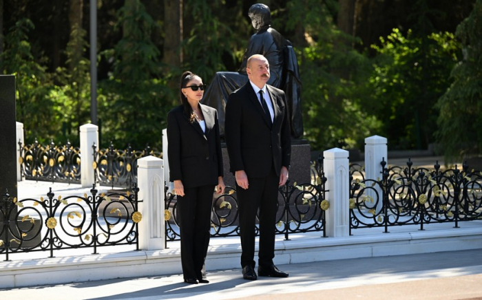  Presidente Ilham Aliyev y primera dama Mehriban Aliyeva visitan la tumba del líder nacional Heydar Aliyev en el Callejón de Honor 