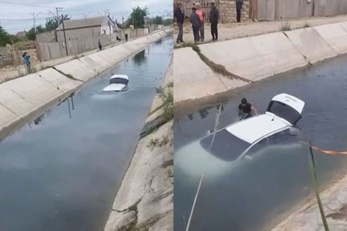   Sarayda avtomobil su kanalına düşdü -    Video        
