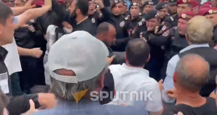    İrəvanda polislə etirazçılar arasında toqquşmalar başlayıb -    Video      