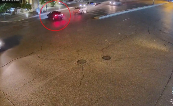    Paytaxtda səhər saatlarında iki avtomobil toqquşdu -    Video       
