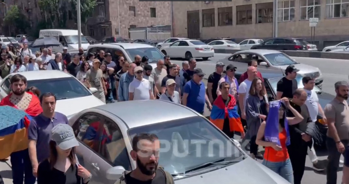    Ermənistanda DİN-in binası ətrafında yürüş etdilər -  Video    