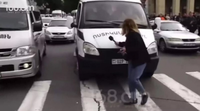    İrəvanda polis maşını jurnalistin üstünə sürdü -    Video       