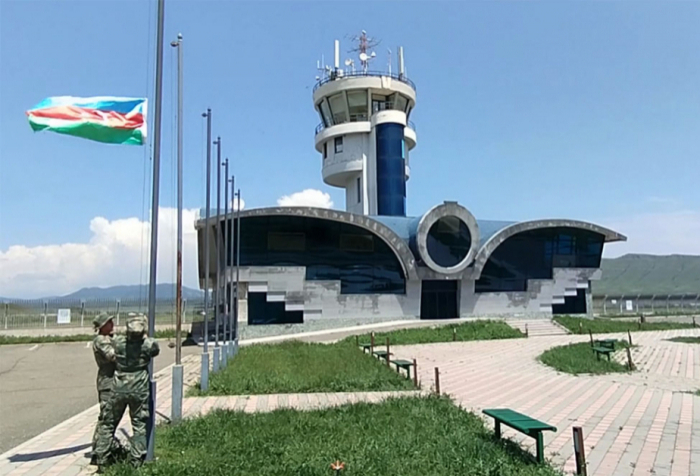  La bandera de Azerbaiyán se iza en el aeropuerto de Joyalí 