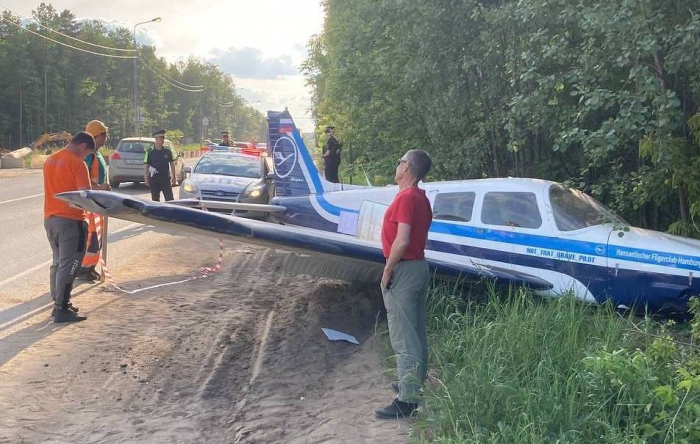 Light Piper aircraft makes emergency landing on highway outside Moscow