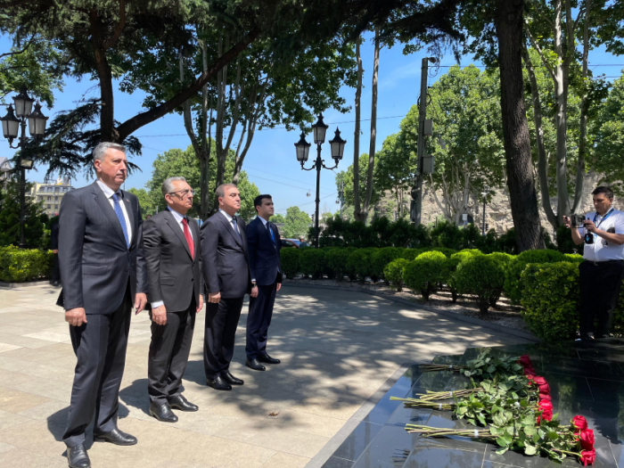 Delegation of Baku City Executive Authority visits monument to National Leader Heydar Aliyev in Tbilisi
