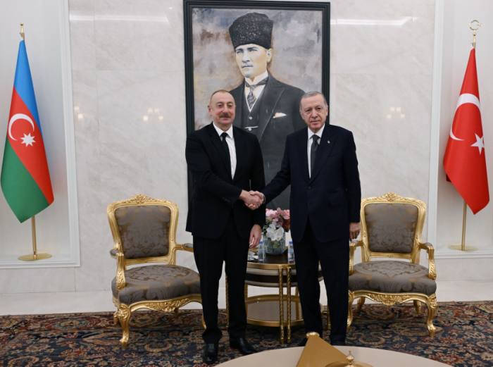   Präsidenten Aserbaidschans und der Türkei treffen sich am Flughafen Ankara Esenboga  