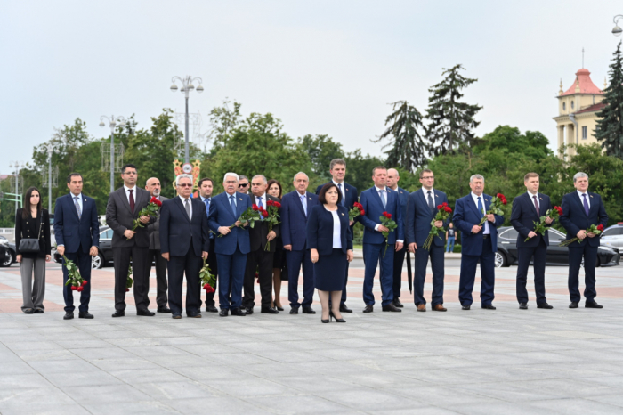 Speaker of Azerbaijan’s Milli Majlis visits Victory Monument in Minsk
