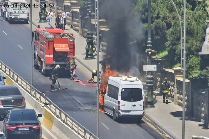 Bakıda hotelin qarşısında avtobus yanıb  
