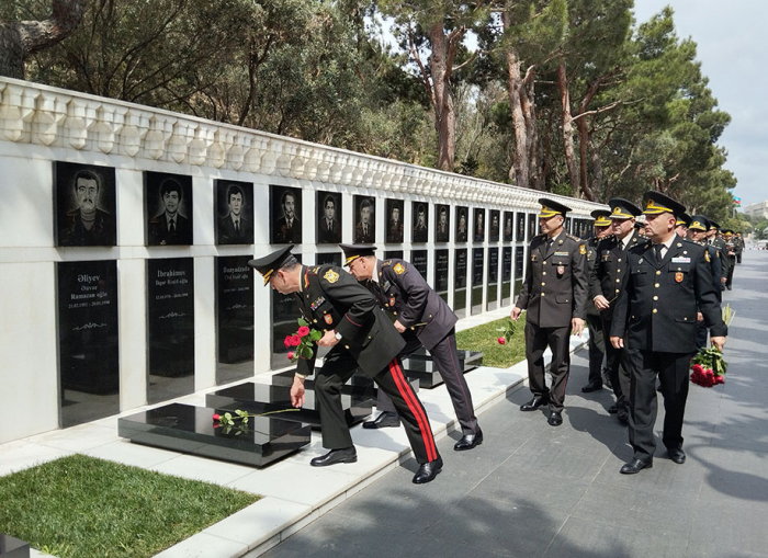   Führung des aserbaidschanischen Verteidigungsministeriums würdigt Heydar Aliyev und Märtyrer  