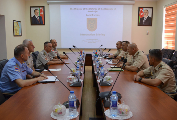   Aserbaidschanische und serbische Militärexperten halten Treffen ab  
