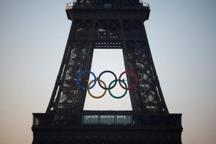 Paris 2024 : La Tour Eiffel se pare des anneaux olympiques