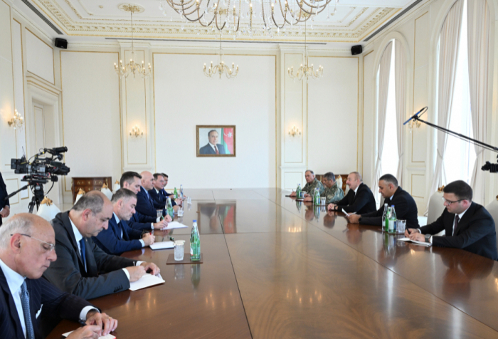  Presidente Ilham Aliyev recibe a una delegación encabezada por el ministro de Defensa italiano 
