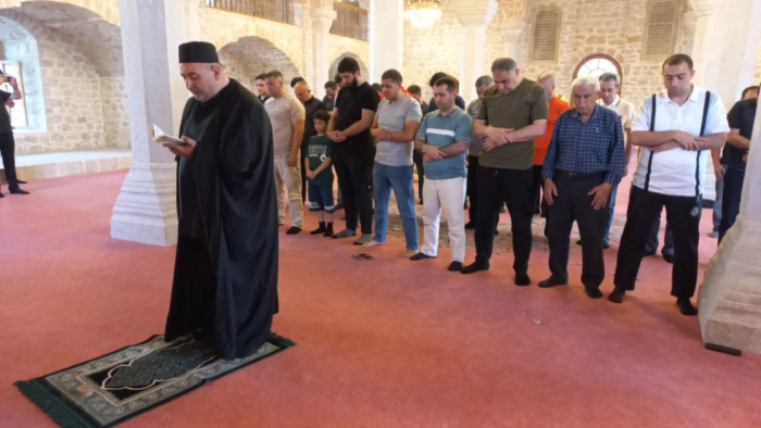   Ex desplazados internos participan en la oración del Eid al-Adha en la mezquita de Shusha  