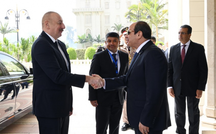   Präsident Ilham Aliyev hatte in Kairo eine offizielle Begrüßungszeremonie  
