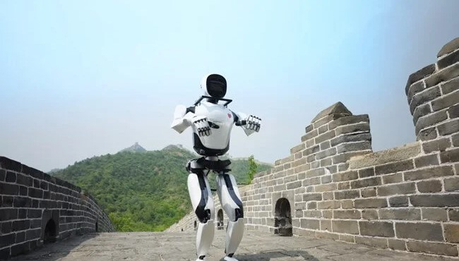    İnsanabənzər robot Çin Səddinə dırmaşdı -    VİDEO     