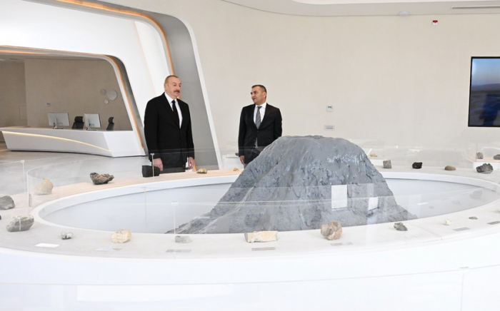  Ilham Aliyev participa en la inauguración del Complejo Turístico de los Volcanes de Lodo 