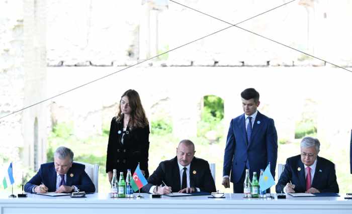   La ceremonia de firma de la Declaración de Karabaj de la Cumbre extraoficial de la Organización de Estados Túrquicos se celebró en Shusha  