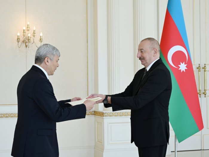  Präsident Ilham Aliyev nimmt Beglaubigungsschreiben der neuen Botschafter dreier Länder entgegen 