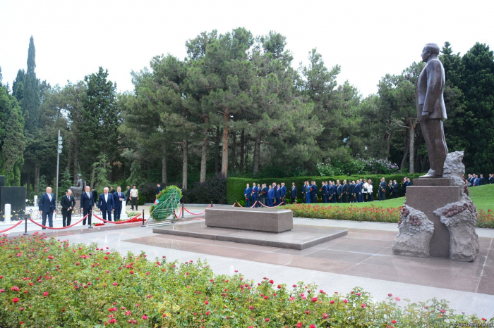   Azerbaijani MFA leadership visits Alleys of Honor, Martyrs  