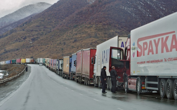   Mehr als dreitausend Lastwagen warten an der russisch-georgischen Grenze auf den Grenzübergang  