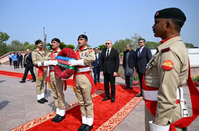   Ilham Aliyev visite le Monument du Pakistan à Islamabad  