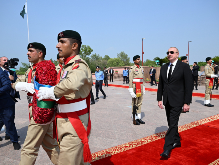  Ilham Aliyev visitó el monumento nacional en Islamabad -  FOTOS  