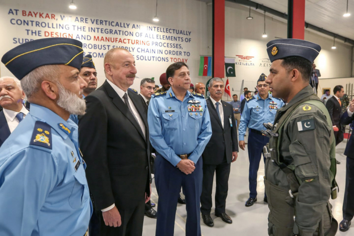  Ilham Aliyev a visité une exposition militaire à Islamabad 