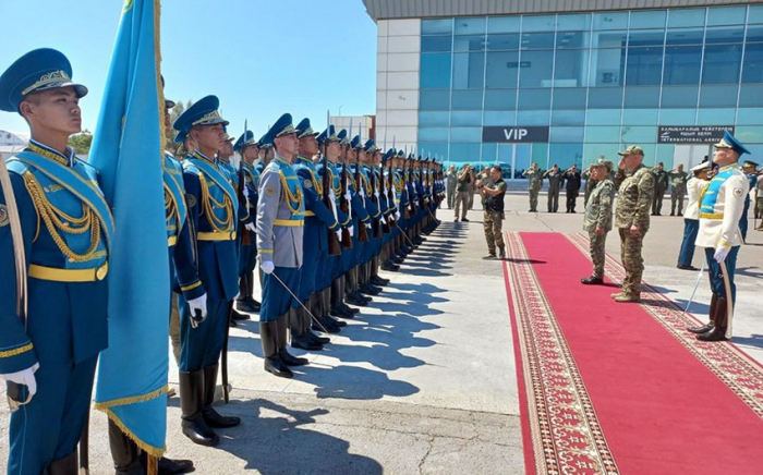   Aserbaidschanischer Verteidigungsminister besucht Kasachstan  