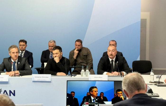  Ilham Aliyev participe à une table ronde intitulée « L’énergie et la connectivité » en marge du 4e sommet de la Communauté politique européenne 