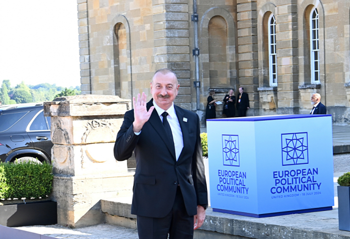  Präsident Ilham Aliyev trifft zu einem Arbeitsbesuch in Großbritannien ein 