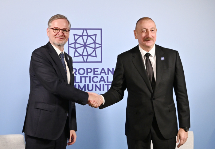   Präsident Ilham Aliyev trifft sich mit dem tschechischen Premierminister in Oxford  