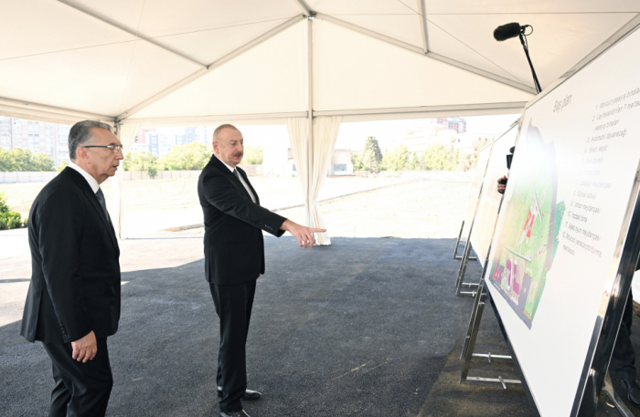   El Presidente de Azerbaiyán inspecciona las obras de construcción en el nuevo parque cerca de la estación de metro Ganjlik en Bakú  