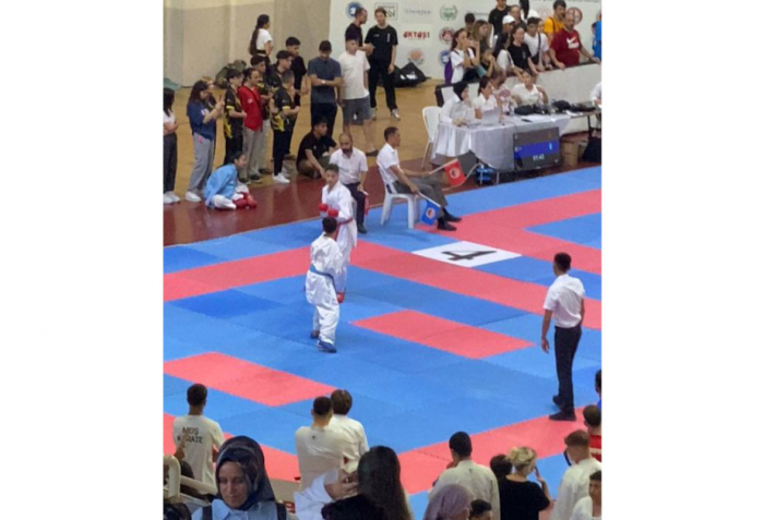 El equipo de karate de Azerbaiyán gana la medalla de bronce en un torneo internacional