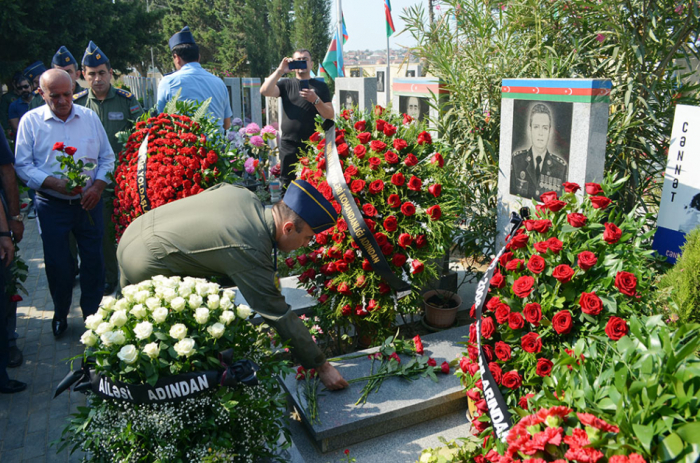 Azerbaijani MoD delegation pays tribute to military pilot Rashad Atakishiyev