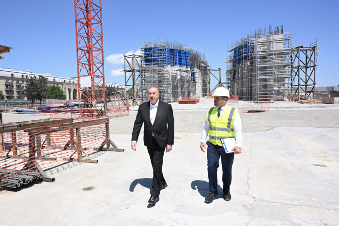  Le président Ilham Aliyev inspecte l’avancement des travaux de construction dans le Parc de la Victoire à Bakou 