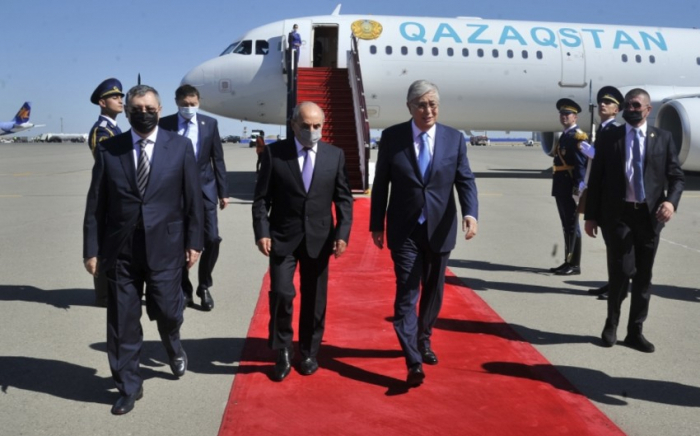   El presidente de Kazajstán llega a Azerbaiyán  