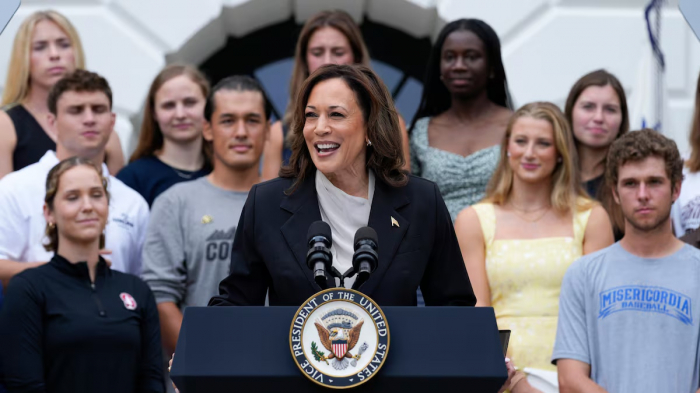 Kamala Harris se dirige por primera vez a su equipo de campaña y Biden se une por teléfono