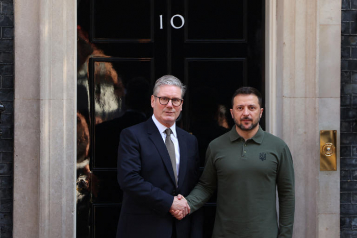 Zelenskiy arrives at No 10 to become first foreign leader to address cabinet in decades