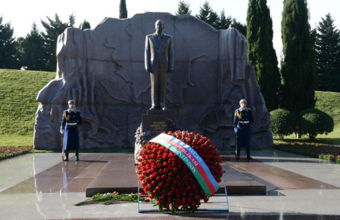   Russlands Präsident besucht Grab des Nationalleaders Heydar Aliyev  